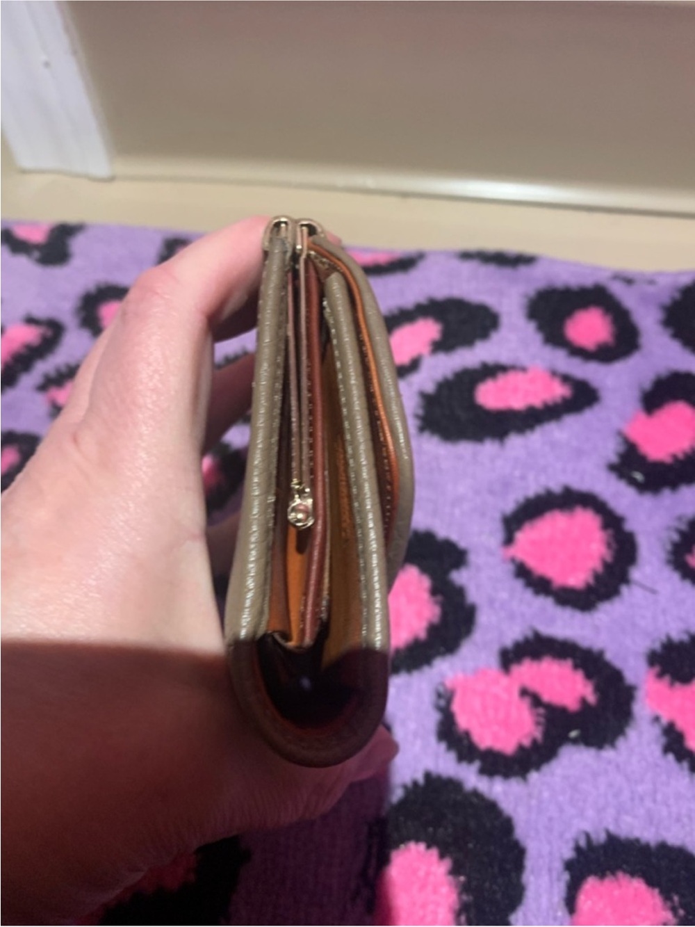 Dooney & Bourke Teton Taupe Leather Wallet with Black Panel & Kisslock GUC - Picture 5 of 14